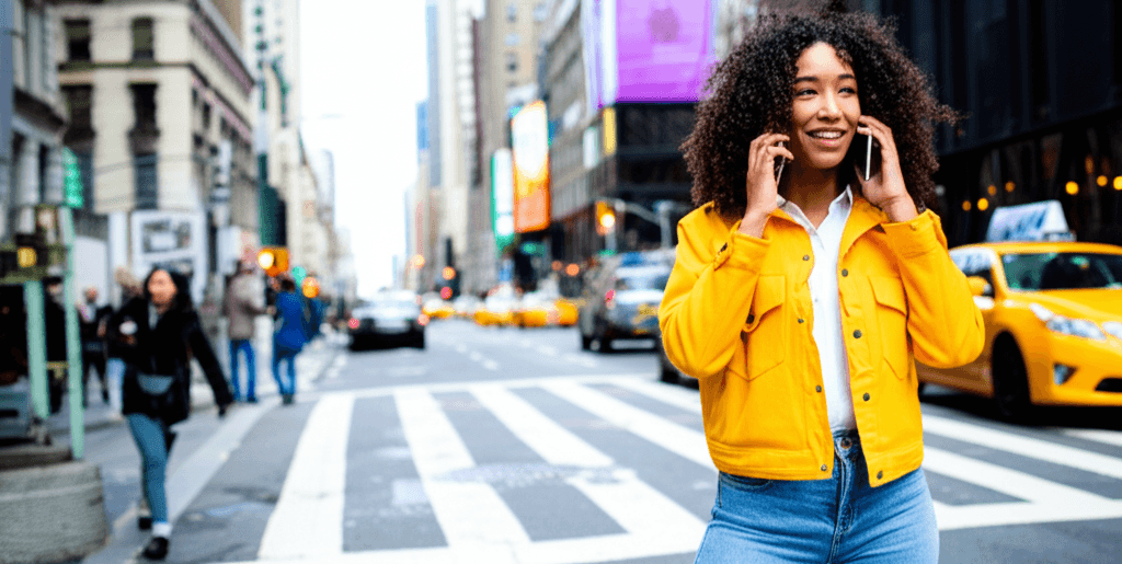 Bellen in Amerika - Persoon belt met smartphone in New York